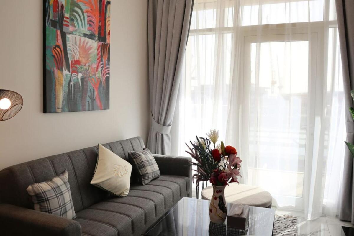 Stylish 1br Retreat Pool & Wifi Near Auh & Masdar Apartamento *