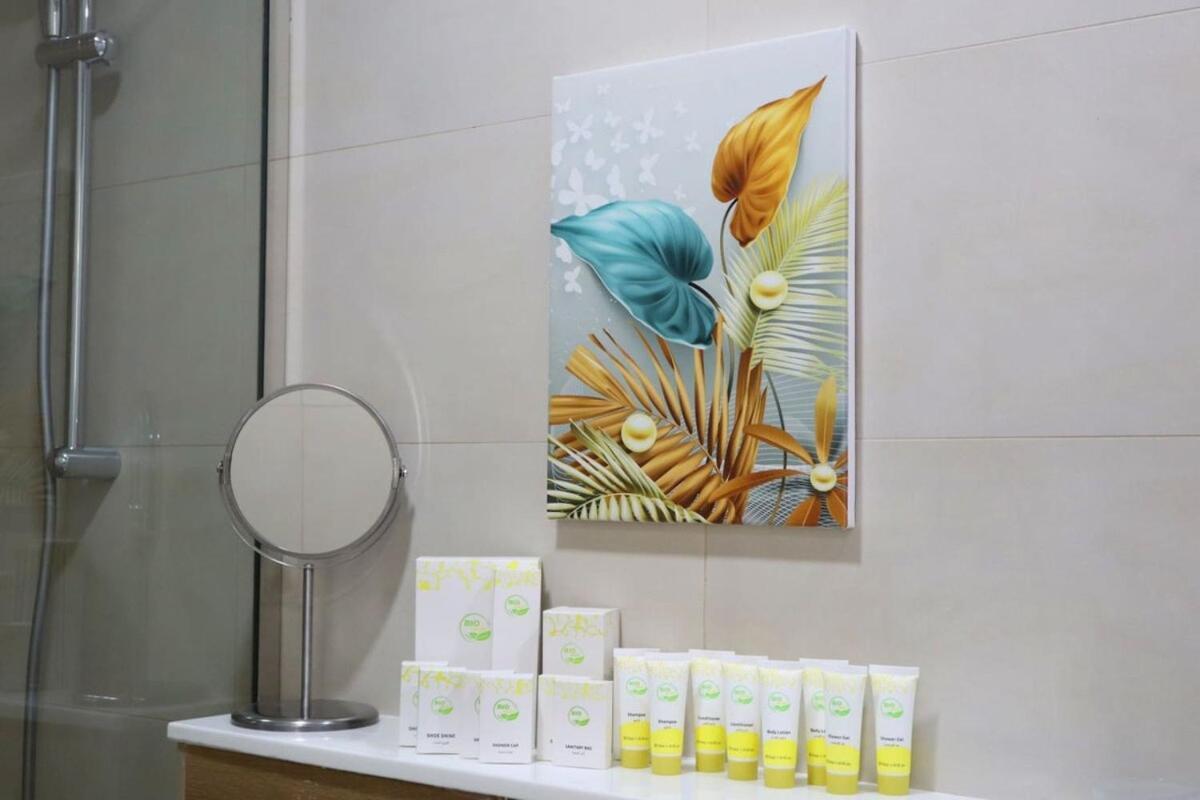 Stylish 1br Retreat Pool & Wifi Near Auh & Masdar Apartamento