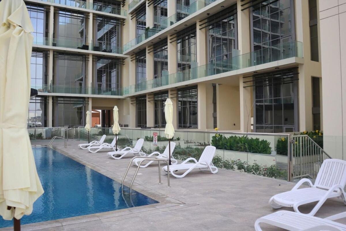 Stylish 1br Retreat Pool & Wifi Near Auh & Masdar Apartamento *