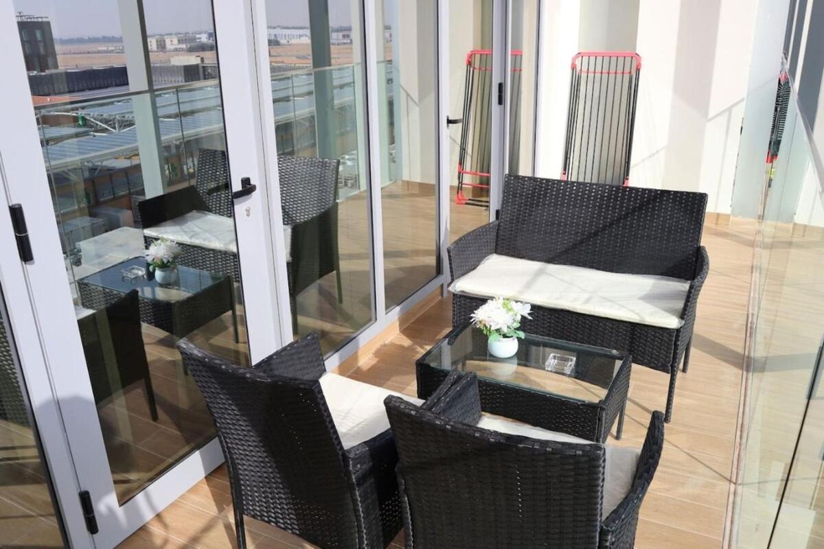 Stylish 1br Retreat Pool & Wifi Near Auh & Masdar Apartamento