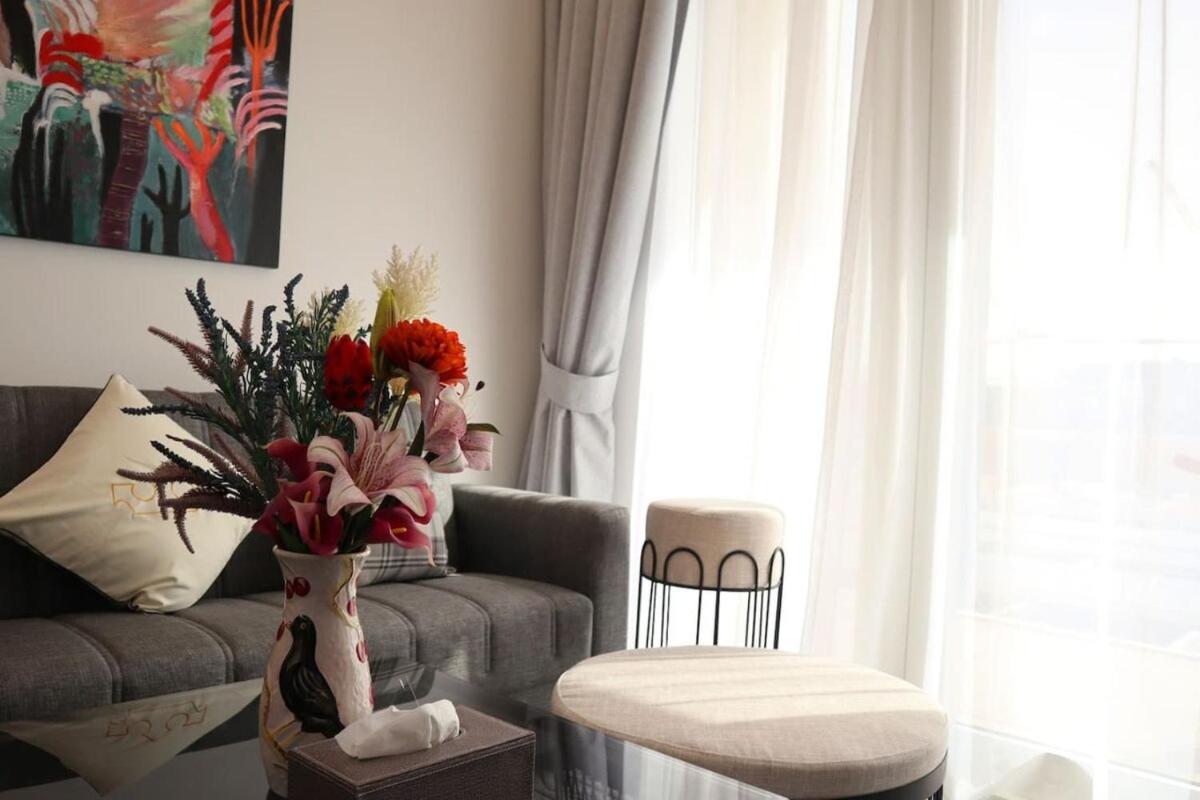 Stylish 1br Retreat Pool & Wifi Near Auh & Masdar *