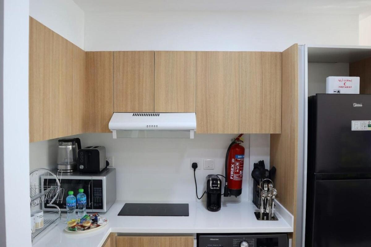 Stylish 1br Retreat Pool & Wifi Near Auh & Masdar Abou Dabi