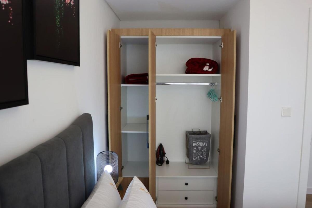 Stylish 1br Retreat Pool & Wifi Near Auh & Masdar Apartamento