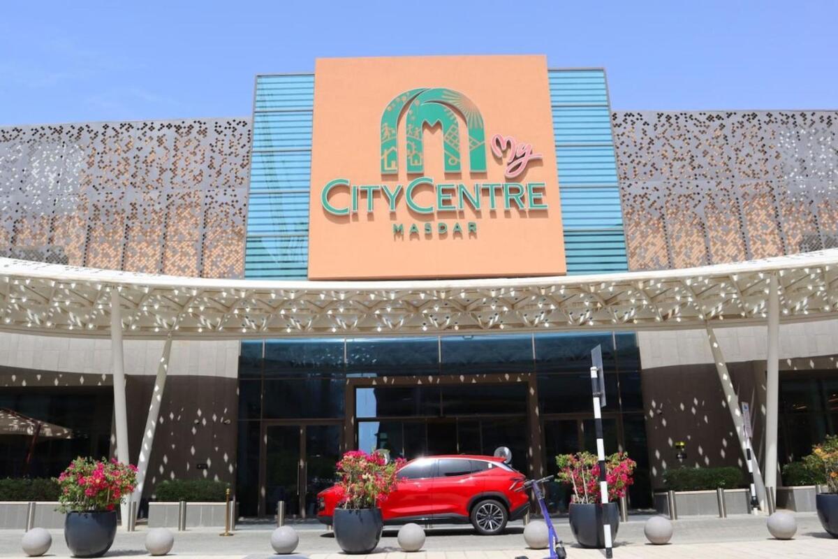 Stylish 1br Retreat Pool & Wifi Near Auh & Masdar Apartamento