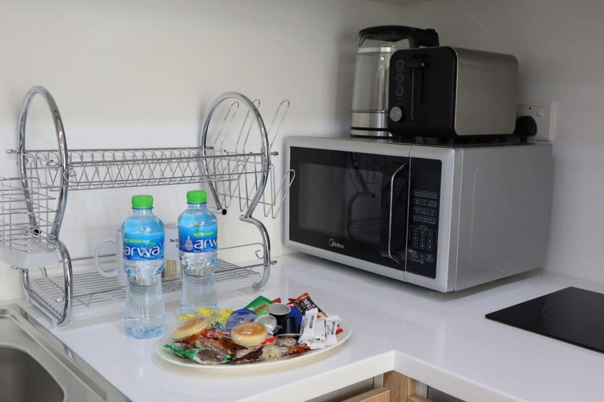 Stylish 1br Retreat Pool & Wifi Near Auh & Masdar