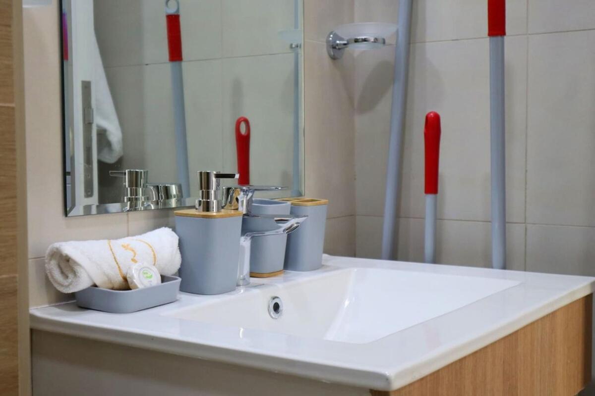 Stylish 1br Retreat Pool & Wifi Near Auh & Masdar