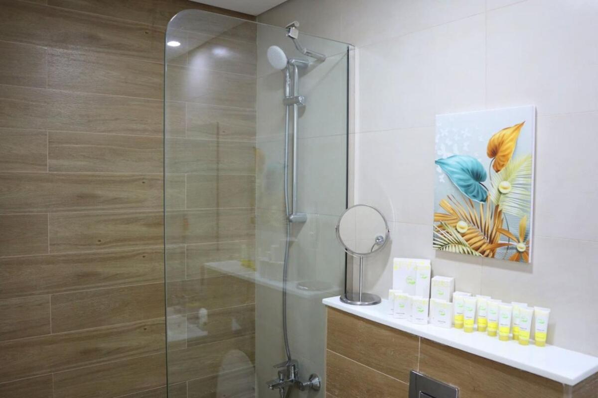 Stylish 1br Retreat Pool & Wifi Near Auh & Masdar Apartamento