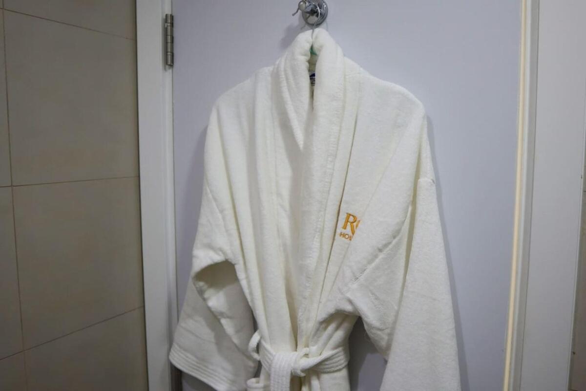 Stylish 1br Retreat Pool & Wifi Near Auh & Masdar